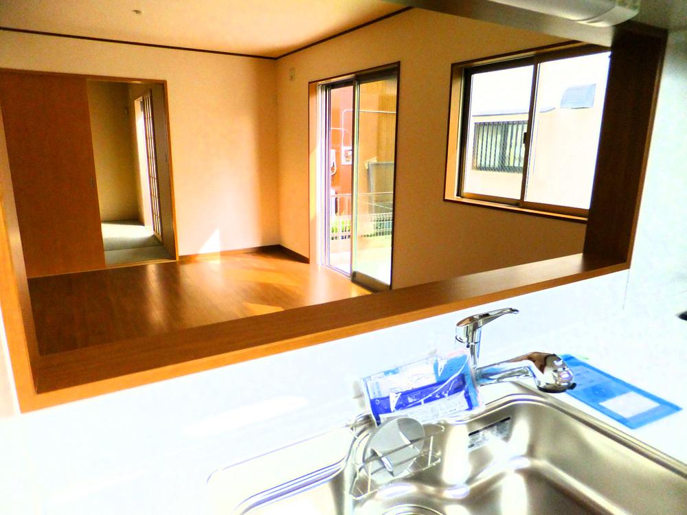 Same specifications photo (kitchen). Counter kitchen where you can enjoy a conversation while cooking, I feel close a more family.