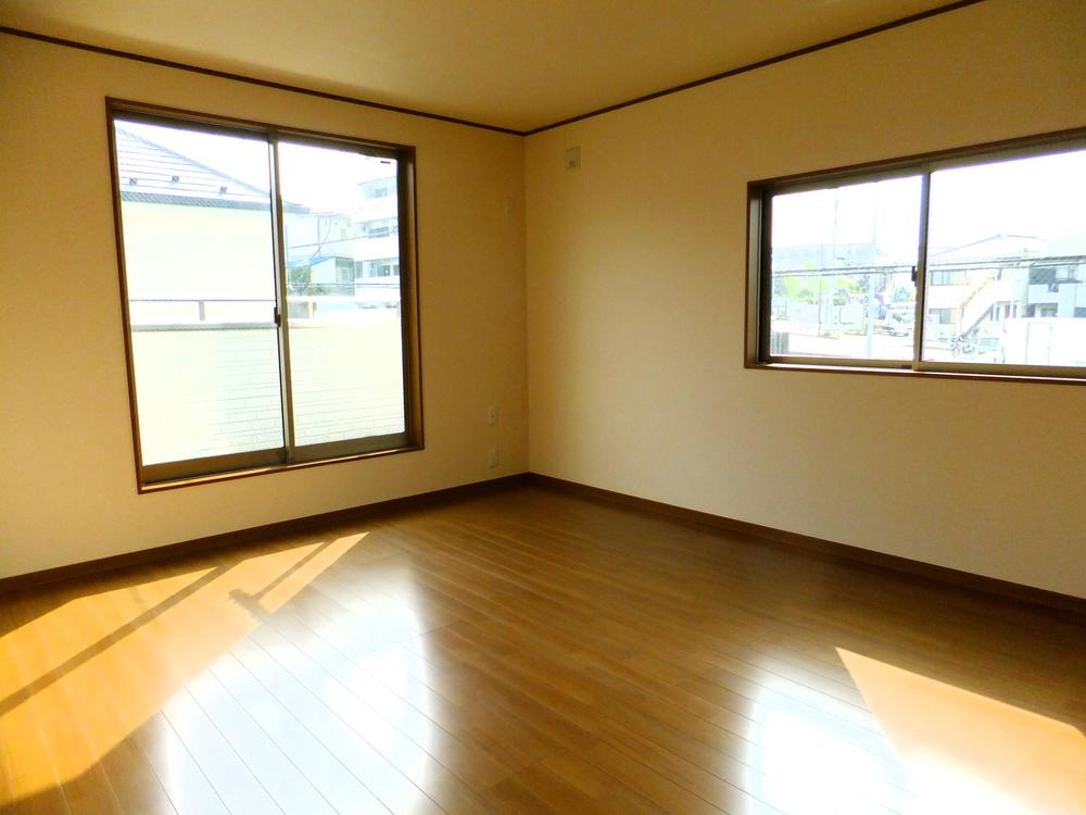 Same specifications photos (Other introspection). Two-sided lighting balanced Western-style.