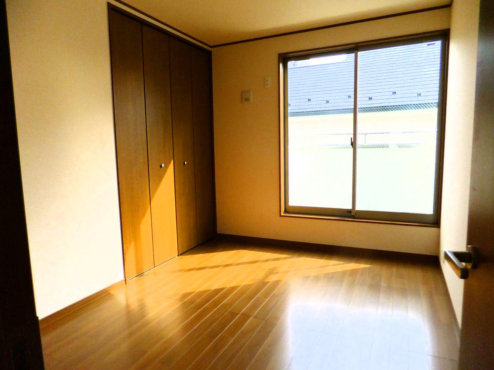 Same specifications photos (Other introspection). Two-sided lighting balanced Western-style.