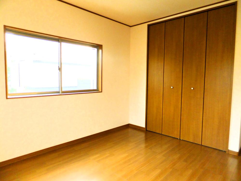 Same specifications photos (Other introspection). Two-sided lighting balanced Western-style.