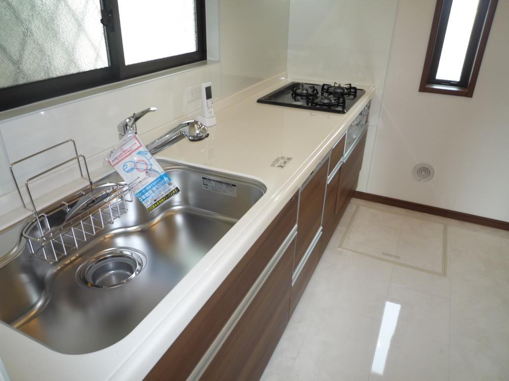 Kitchen. Dishwasher ・ Water purifier is integrated faucets with system Kitchen.