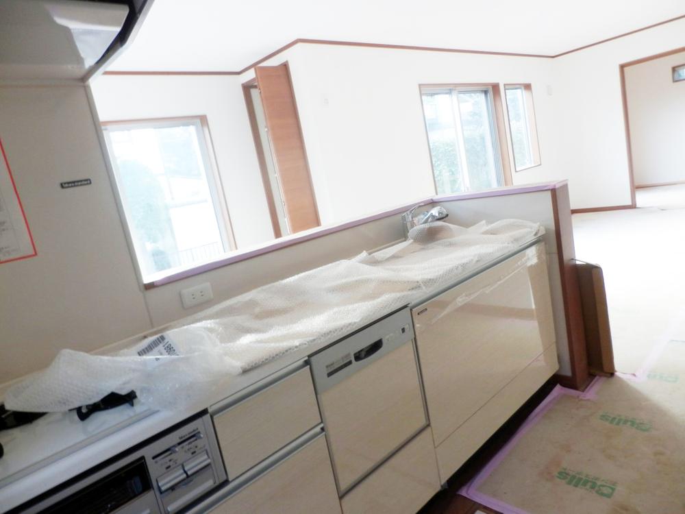 Kitchen. Dishwasher in the kitchen ・ Faucet with an integrated water purifier! Widely even cooking space at 3-burner stove, Excellent usability! (December 2013) Shooting