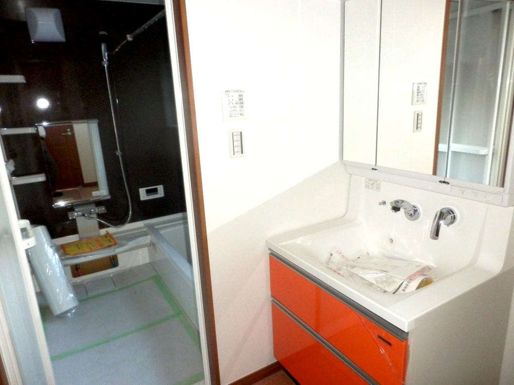 Wash basin, toilet. Washroom (December 2013) Shooting