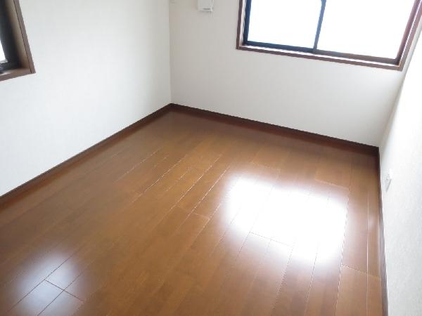 Non-living room. Western-style is 6 Pledge.