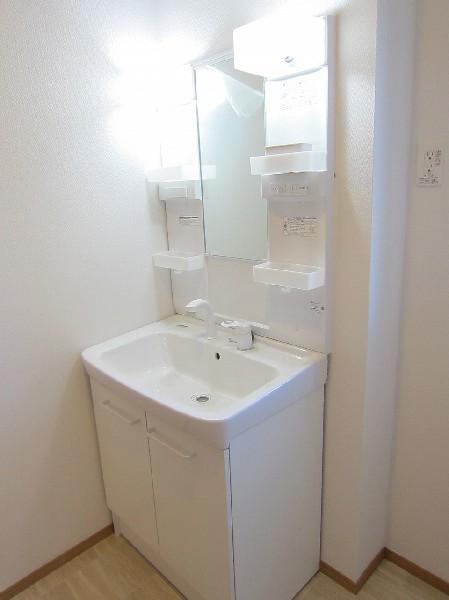 Wash basin, toilet. It is the washstand. 