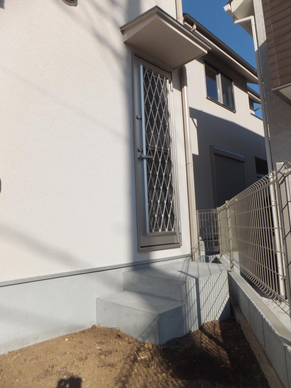 Garden. Back door equipped with a visor