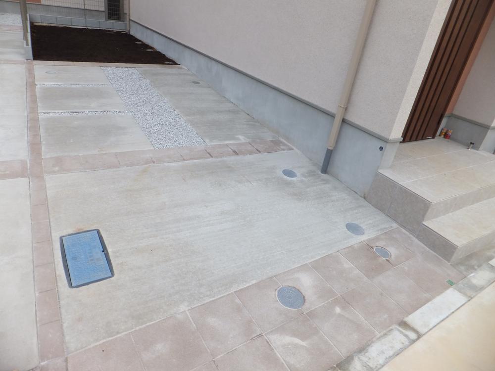 Parking lot. Entrance next to the car space