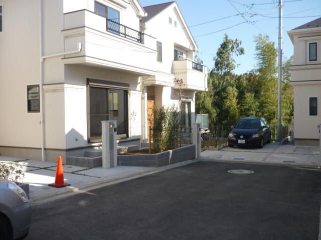 Local photos, including front road. 6 Building site (November 2013) Shooting