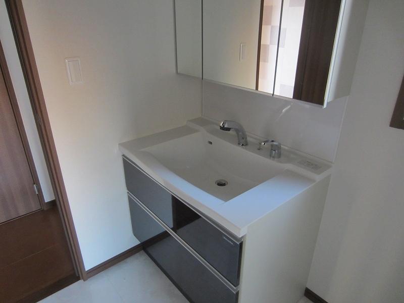 Wash basin, toilet. Shampoo dresser