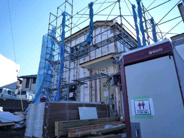 Local appearance photo. Car space parallel two!