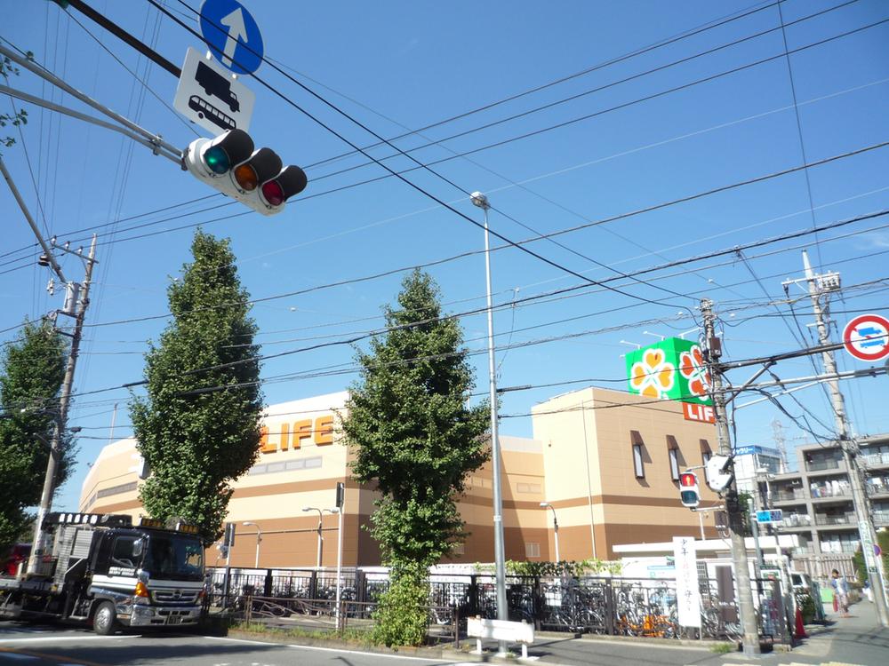 Supermarket. 550m 2013 October scheduled to open until the super LIFE