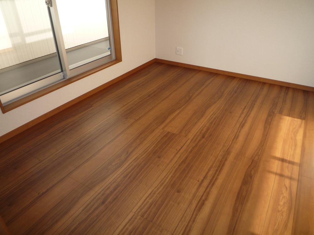 Non-living room. About 6 Pledge Western-style (1)