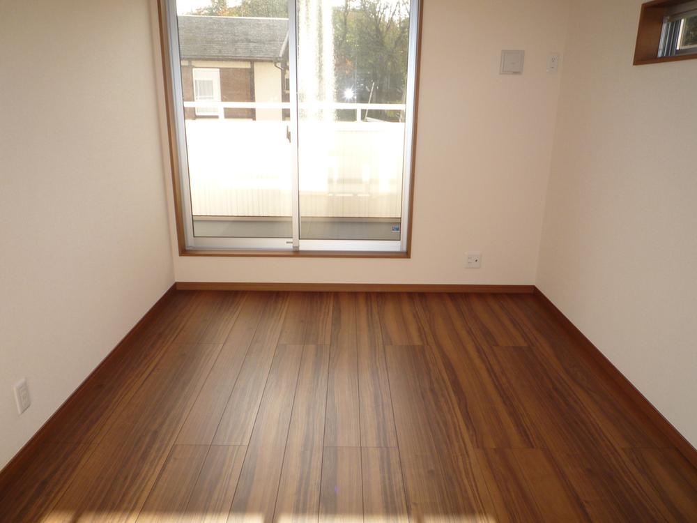 Non-living room. About 6 Pledge Western-style (2)