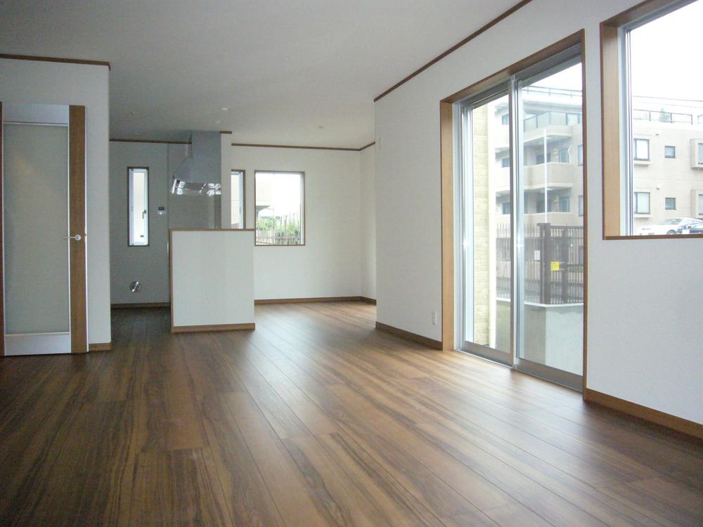 Living. About 19.8 tatami. kitchen ・ dining ・ It will be firmly use wide as the living! 2013 October 15, shooting