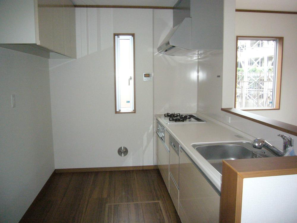 Kitchen. Face-to-face kitchen considering the sense of unity with the living. Dish washing and drying machine ・ It features a water purifier. 2013 October 15, shooting