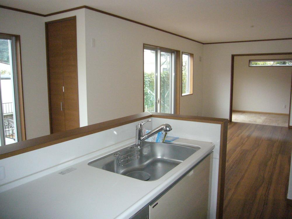 Living. Living as seen from the kitchen part ・ Is a Japanese-style room. Cloudy weather of the is regrettable ・  ・  ・ . 2013 October 15, shooting