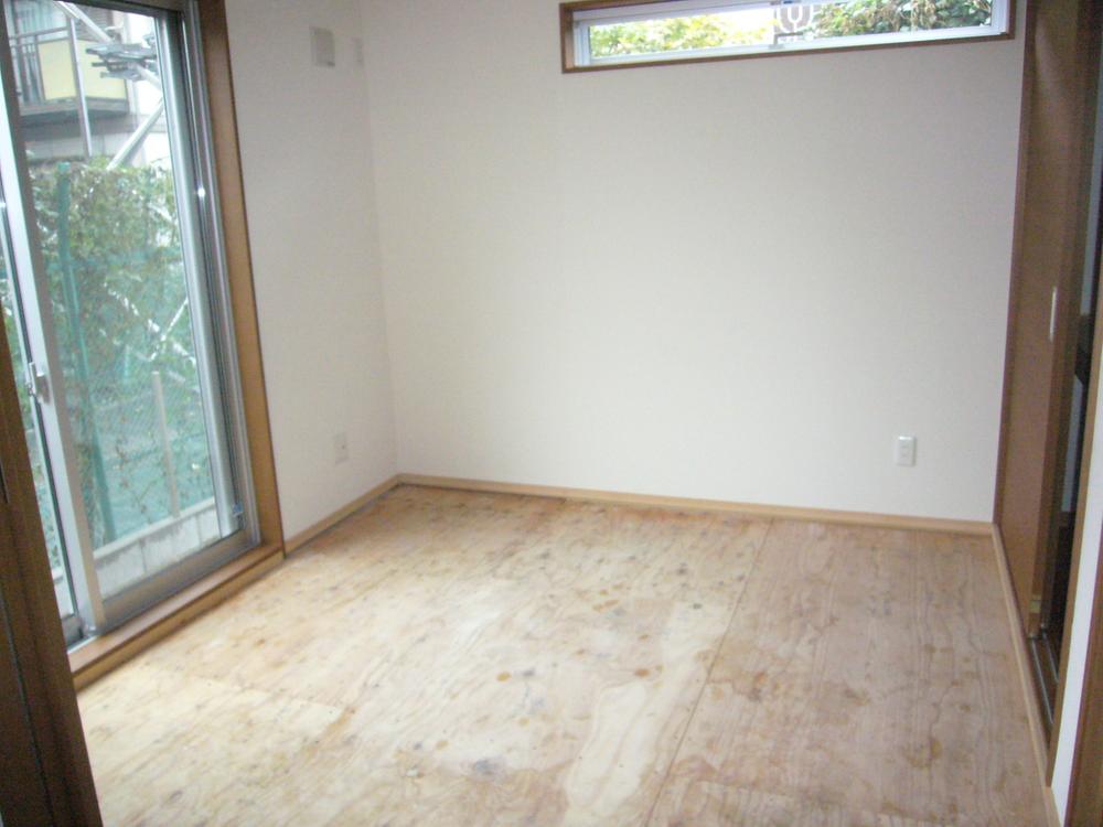 Non-living room. Tatami of Hiroshi Japanese-style, Not yet put in order to prevent sunburn. 2013 October 15, shooting