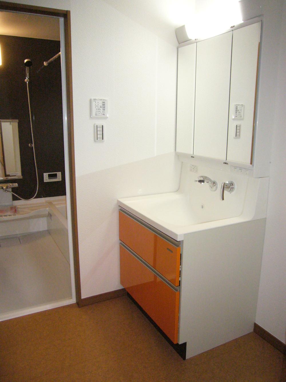 Wash basin, toilet. Vanity with a triple mirror. There is a separate storage space in the wash room. 2013 October 15, shooting