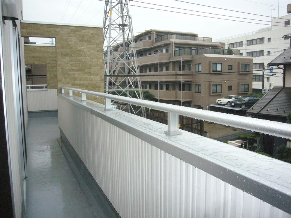 Balcony. Length connected to the second floor of three rooms ~ It has a balcony. Although cloudy weather is today, Per Tamehi of southwest-facing is down pat! 2013 October 15, shooting
