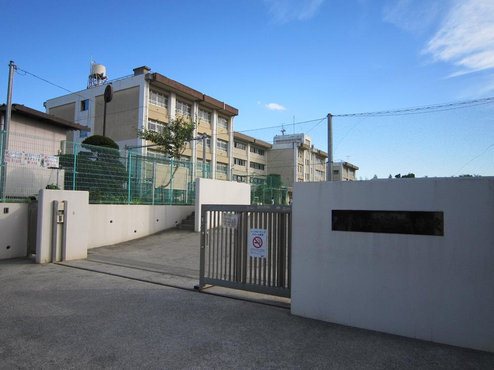 Junior high school. Inukura 690m until junior high school