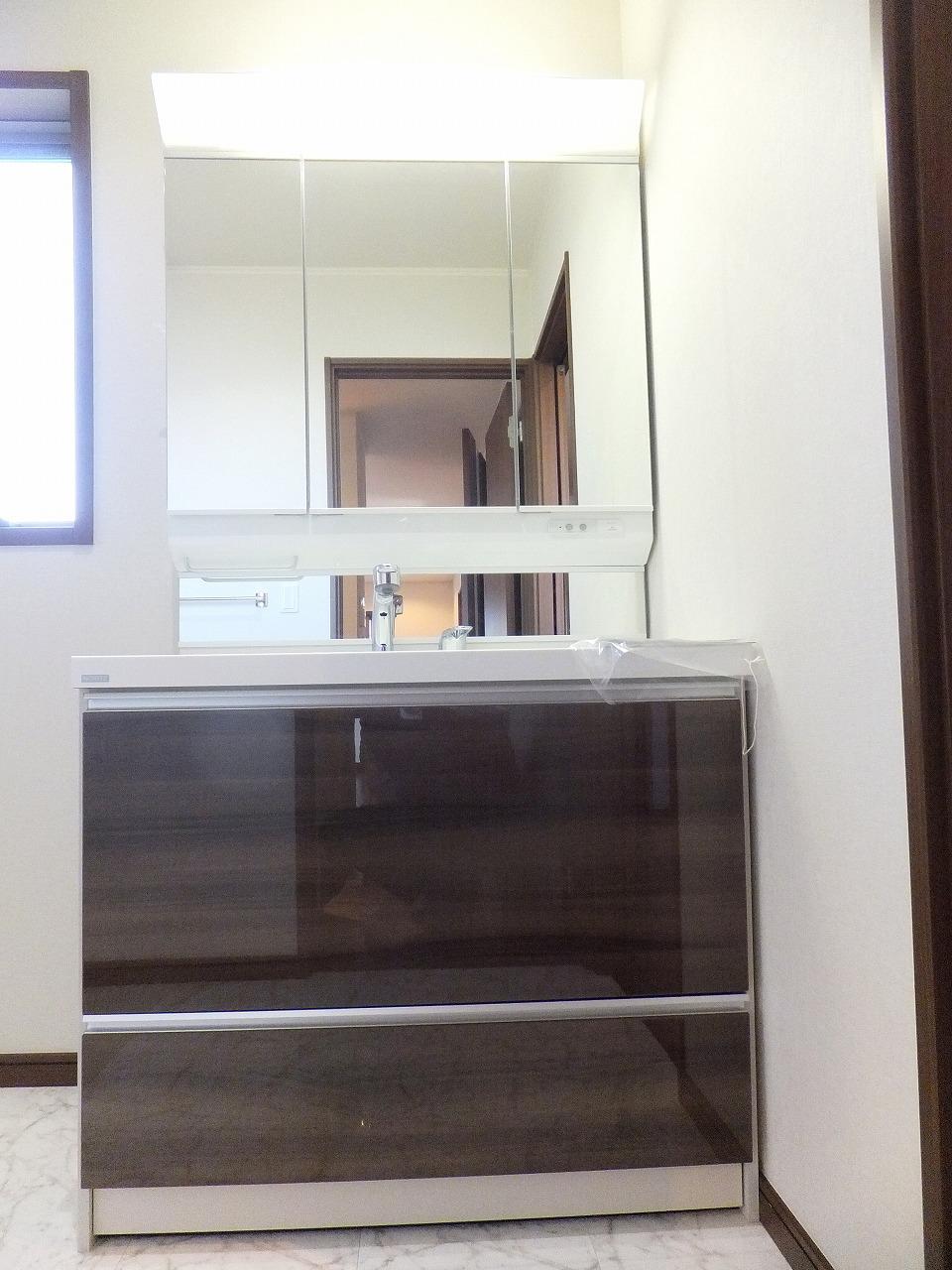 Wash basin, toilet. Indoor site (October 2013) Shooting Three-sided mirror type, A shower feature.