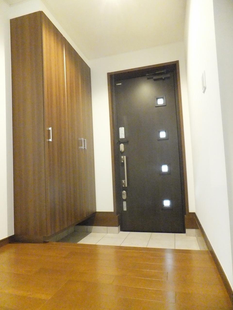 Entrance. Local site (October 2013) Shooting Shoes will also be plenty of storage.