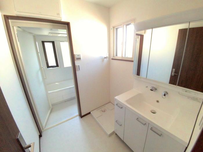 Wash basin, toilet. Shampoo dresser (Building 2)