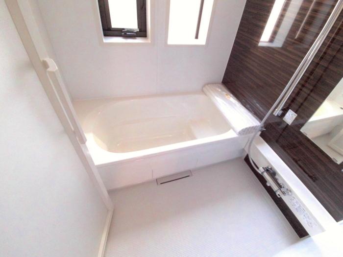 Bathroom. Spacious 1 tsubo size bus (Building 2)