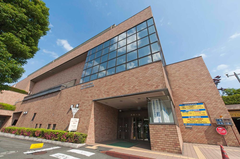 library. There is also a chair and table 550m children's size to Miyamae Library, You can also read the book on the spot. There is also a cloth of the picture book to play touch, It is popular with small child.