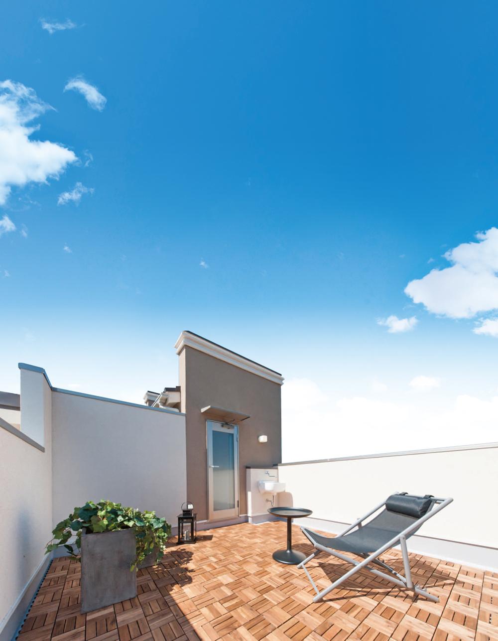 Balcony.  [Sky balcony] Under the sky of, Loose and the green of the park, A space where you can enjoy in private. (No. 2 House, 2013 September shooting)