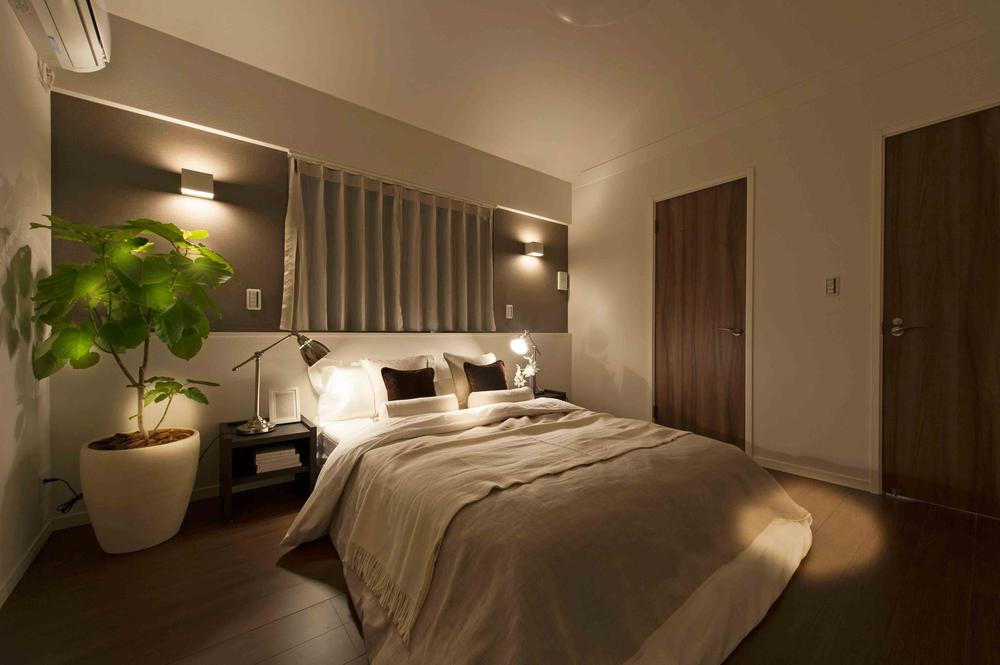 Non-living room. Equipped with a walk-in closet of a large capacity, The main bedroom of gradient high ceiling. (No. 2 House, 2013 September shooting)