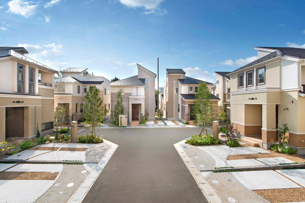 Local photos, including front road.  [Breeze Terrace area] Area of ​​the hill home to difference in height of about 2.0m between the north and south. (2013 November shooting)