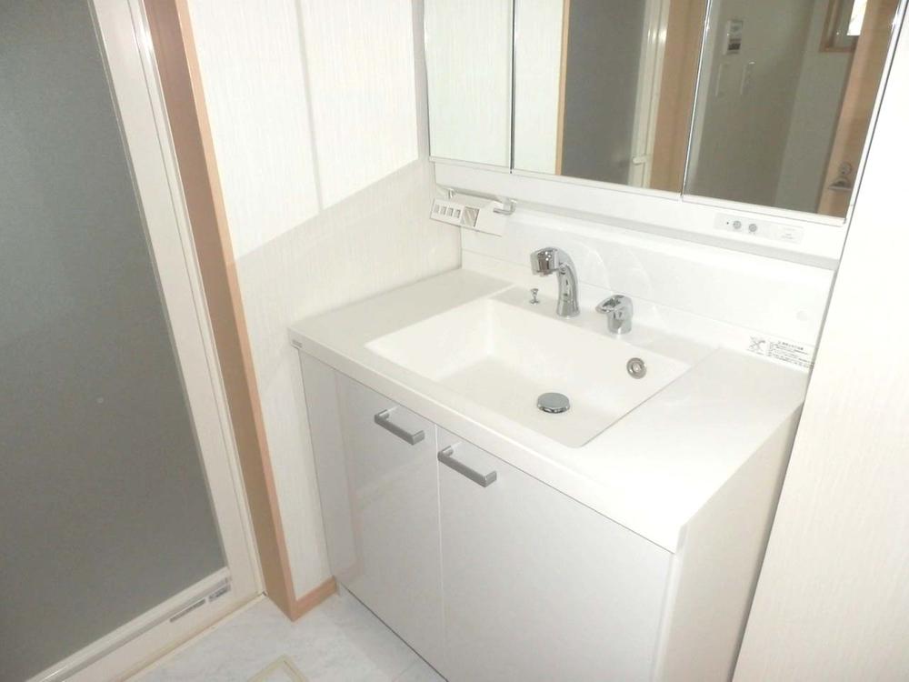 Wash basin, toilet. Indoor (12 May 2013) Shooting