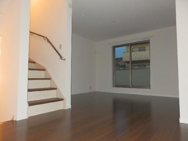 Living. Detached interior introspection Pictures - Living interior nearing completion, Adopt a living-in stairs. (2013 December 25 shooting)