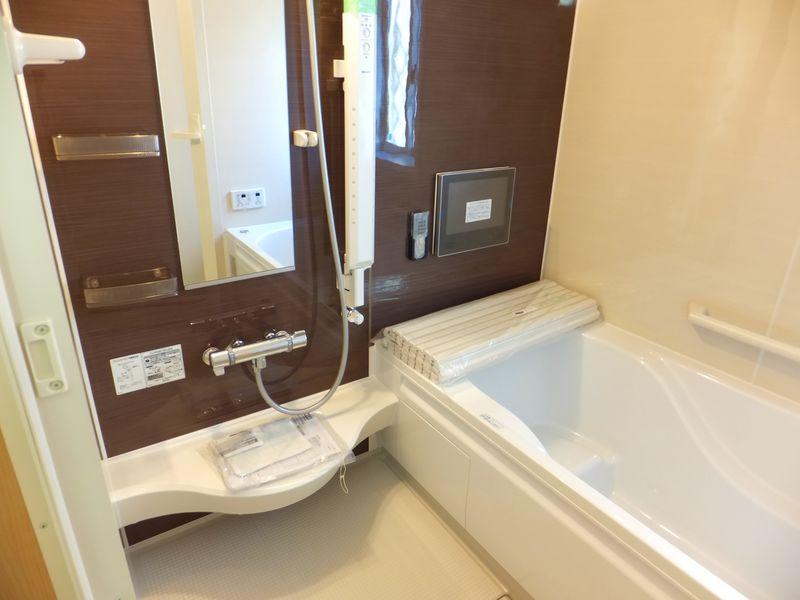 Bathroom. Heal the fatigue of the day in the bath one tsubo type. It comes with a large TV prove to be long bath.