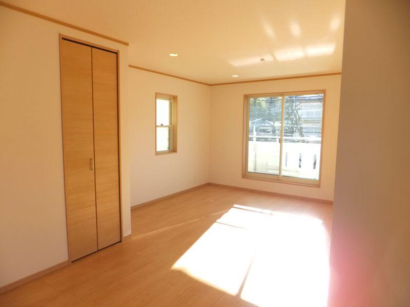 Living. Of bright daylight balanced LDK, It relaxed balanced with about 18.5 Pledge. Also it is likely to increase the time of the family.