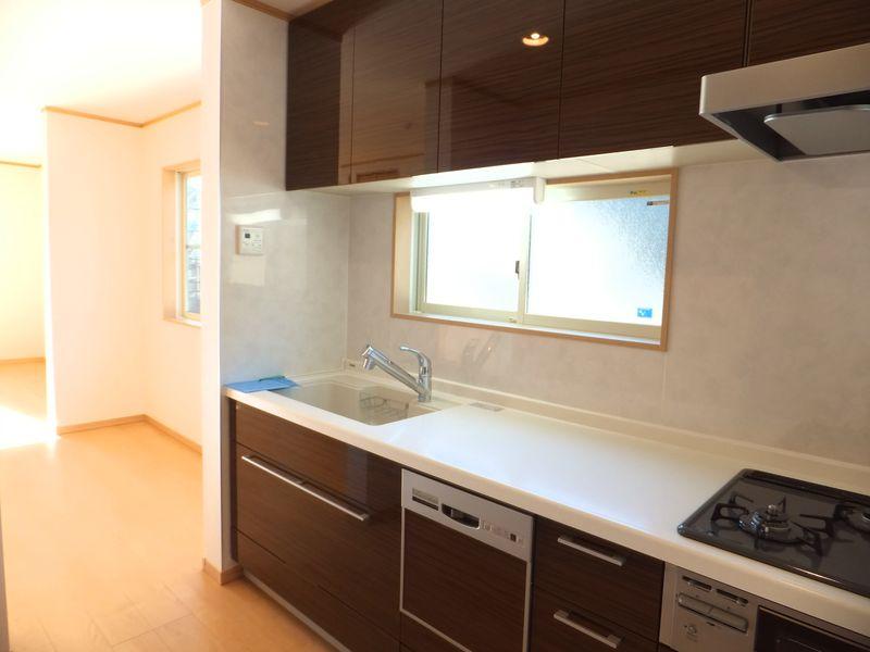 Kitchen. Strong support Mom in the dishwasher