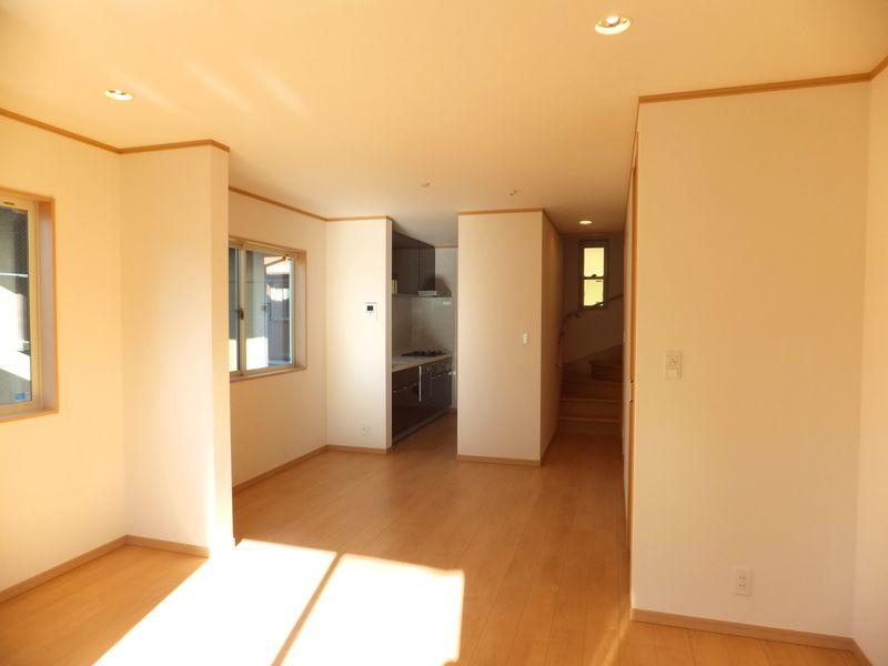 Living. Of bright daylight balanced LDK, It relaxed balanced with about 18.5 Pledge. Also it is likely to increase the time of the family.