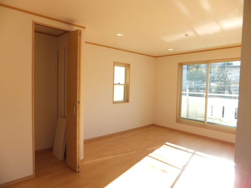 Living. Of bright daylight balanced LDK, It relaxed balanced with about 18.5 Pledge. Also it is likely to increase the time of the family.