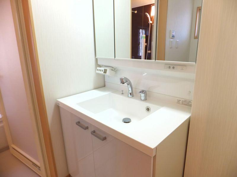 Wash basin, toilet. Washstand of triple mirror type is plenty of storage capacity.
