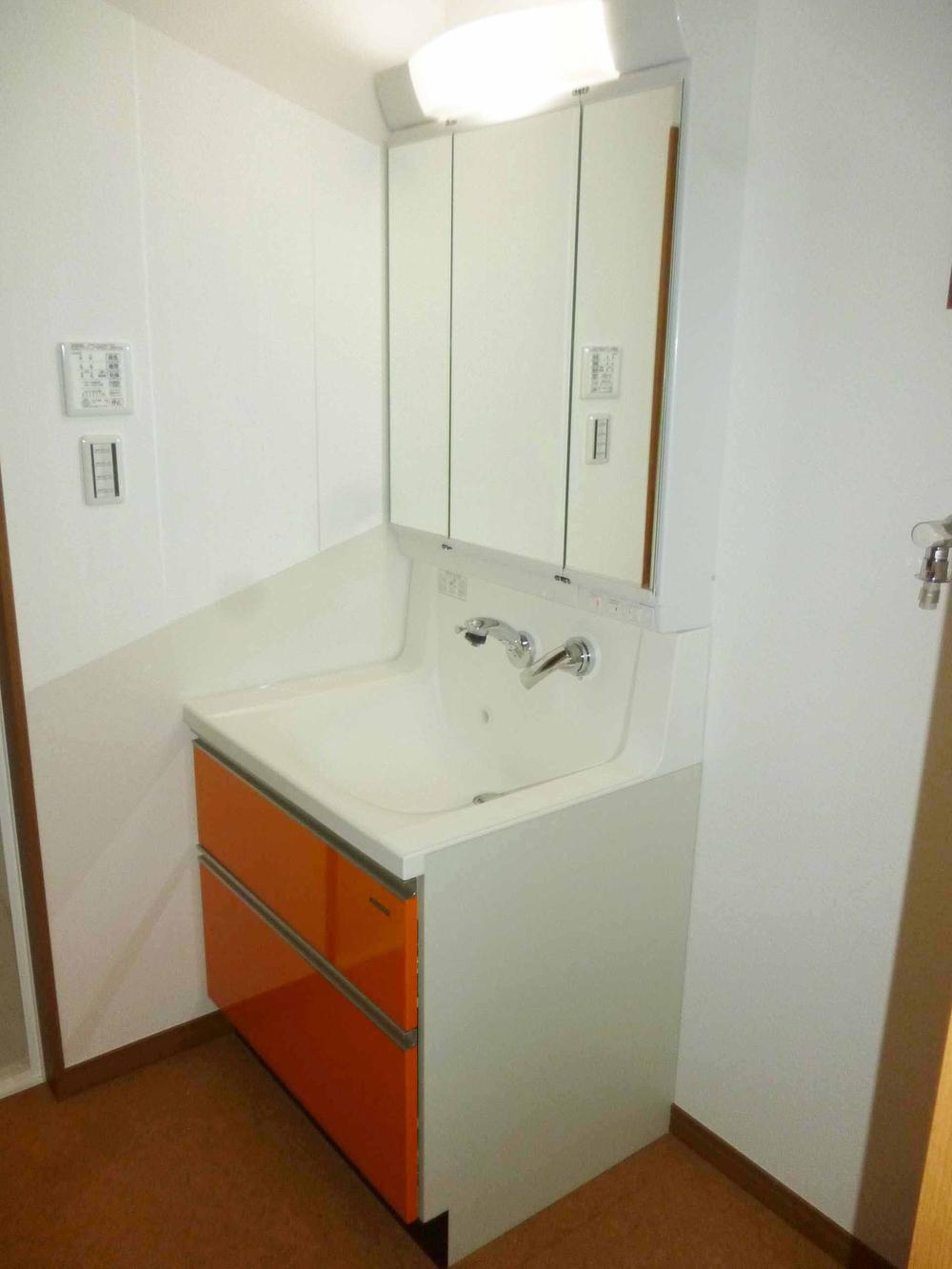 Wash basin, toilet. Indoor (11 May 2013) Shooting