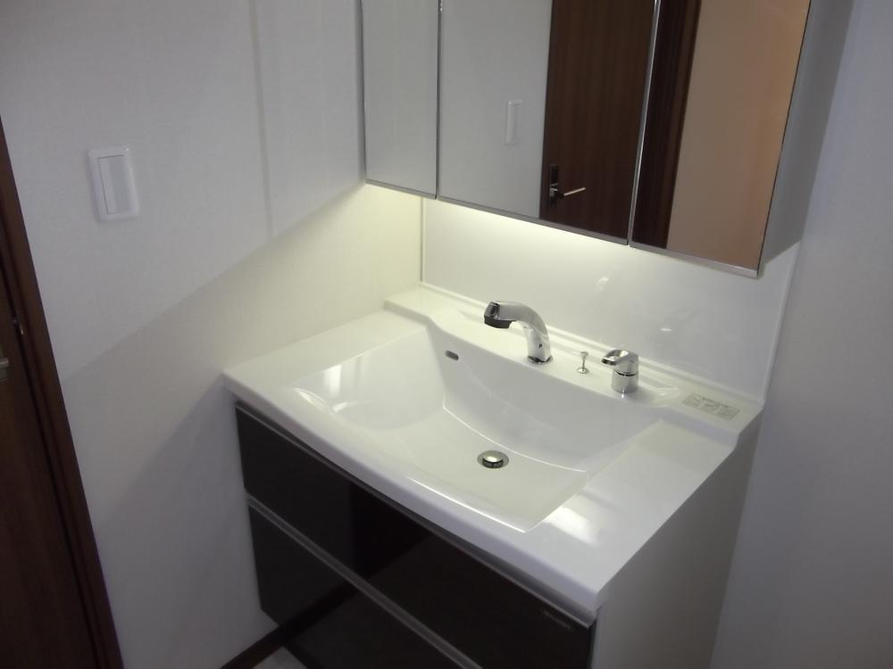 Wash basin, toilet. 4 Building vanity