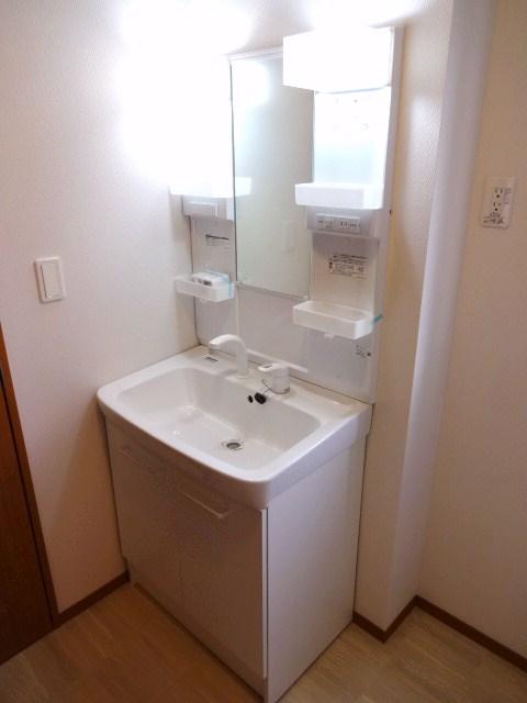 Wash basin, toilet. Wash basin