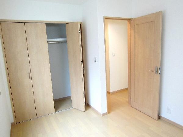 Non-living room. The first floor north side of Western-style. Storage is sufficient.