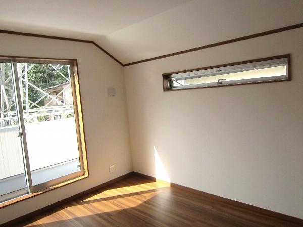 Non-living room. The second floor is 6 Pledge Western-style.