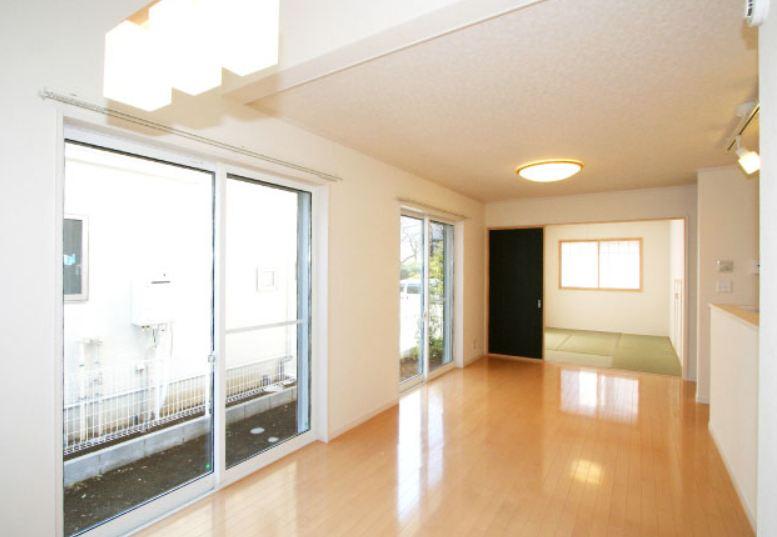 Same specifications photos (living). Same construction company construction cases