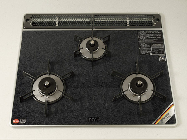 Kitchen.  [Glass top stove] Beautifully to look, CARE only wipe a quick also equipped with a simple glass top stove.