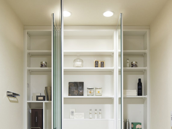 Bathing-wash room.  [Housed with three-sided mirror] The back housing of the vanity of the three-sided mirror, Your cosmetics and clutter easy to daily goods, etc. and clean Maeru a handy storage space. It was also formed tissue space.