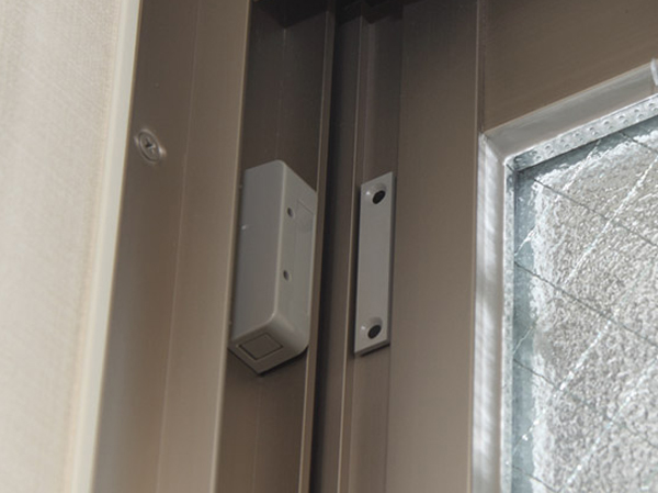 Security.  [Security magnet sensor] Set up a crime prevention magnet sensor in conjunction with electronic security systems to the front door and windows of all households. (Except for the FIX window) (same specifications)