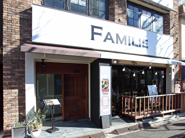 Surrounding environment. FAMILIE (about 1400m): can enjoy, such as creative cuisine and Natural wine that does not use chemical seasoning